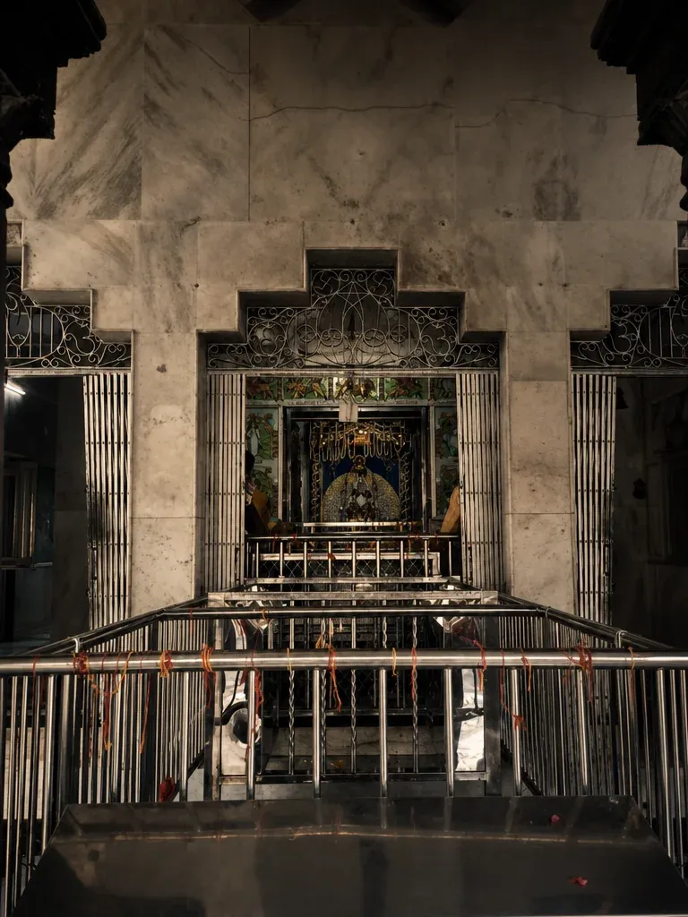 Katyayani Devi Mandir, Vrindavan Vrindavan Braj Dham — Darshan View 2 (Maa Katyayani Shakti Peeth Vrindavan (Radha Bagh) Complete Guide: Where Goddess Sati’s Hair Tresses Fell & the Gopis Prayed to Wed Sri Krishna)