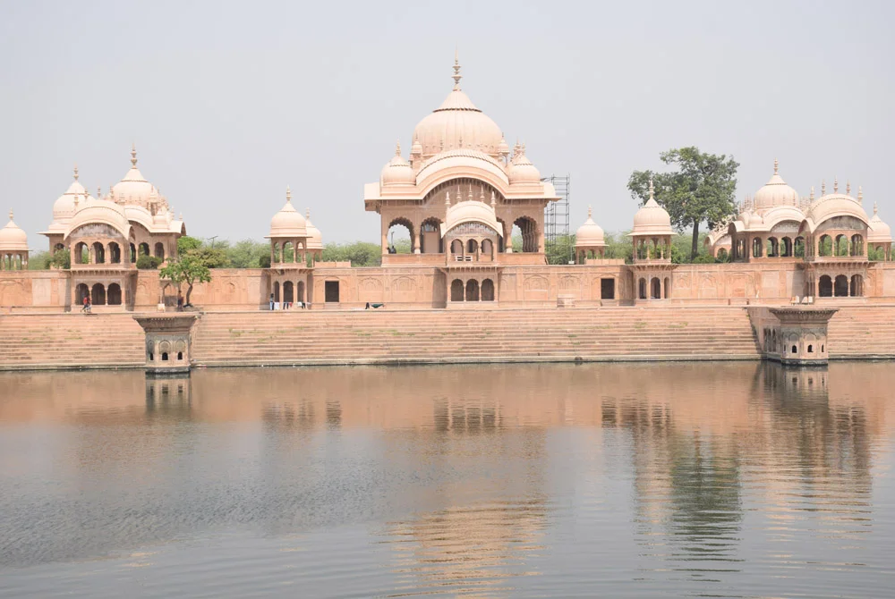Kusum Sarovar, Govardhan — कुसुम सरोवर गोवर्धन: इतिहास, राजा सूरजमल की छतरियों का स्थापत्य, दर्शन समय व फोटोग्राफी