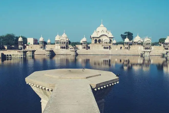 Kusum Sarovar, Govardhan Vrindavan Braj Dham — Darshan View 3 (Kusum Sarovar Govardhan: History, Architecture of Raja Suraj Mal Chhatris, Timings & Photography)