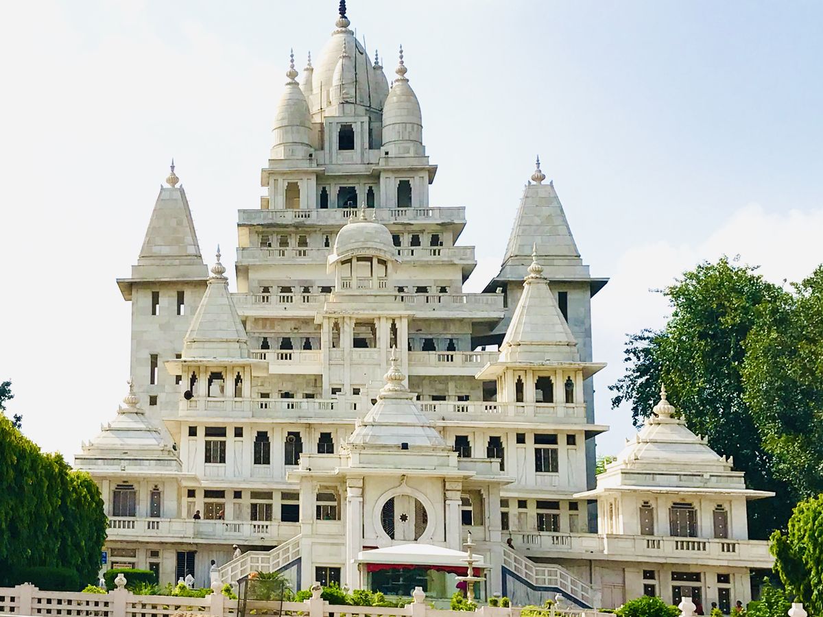 Pagal Baba Temple, Vrindavan — Shri Pagal Baba Mandir Vrindavan Complete Guide: The True Courtroom Miracle Where Banke Bihari Testified, 9-Floor Marble Tower & Puppet Show