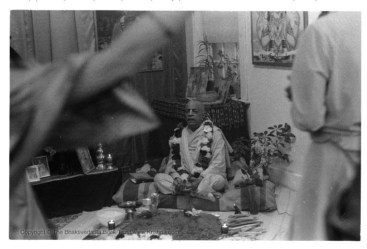 Shri Radha Damodar Mandir, Vrindavan Vrindavan Braj Dham — Darshan View 4 (Shri Radha Damodar Mandir Vrindavan Complete Guide: Why 4 Parikramas Equal 21 KM Govardhan Yatra, Giriraj Shila, Jiva Goswami Samadhi & Prabhupada’s Kutir)