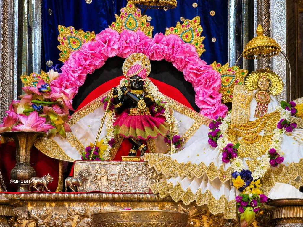 Ashtayama Aarti Seva — Shri Radha Raman Mandir — मंदिर आरती का वैदिक रहस्य: अष्टयाम सेवा, पंचारत्रिक दीप विधान एवं ब्रज देवालयों की पावन परंपरा