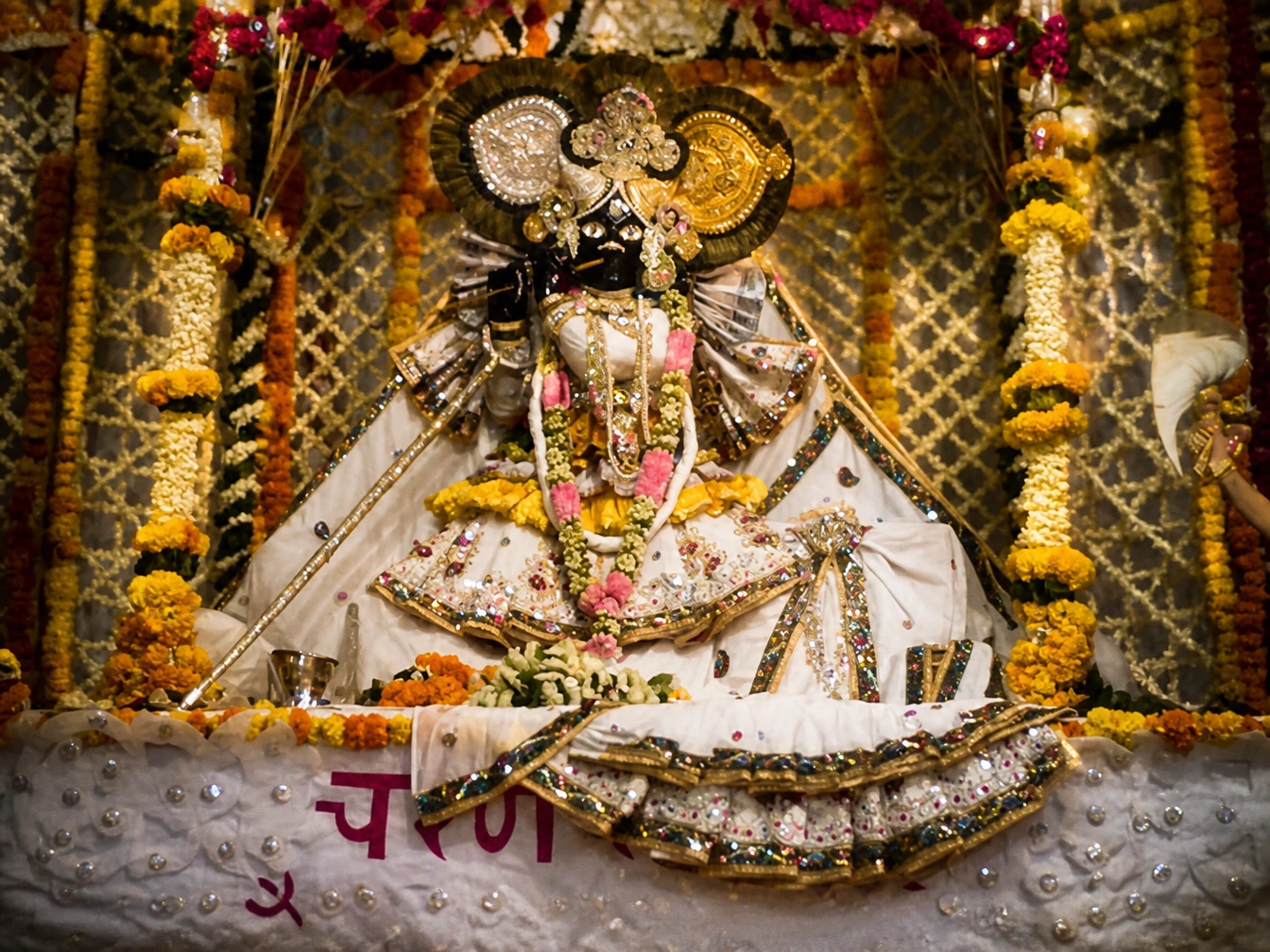 Sharad Purnima Maharas Utsav, Vrindavan Vrindavan Braj Dham — Darshan View 2 (Sharad Purnima 2026 in Vrindavan (Maharaas Utsav): Shri Banke Bihari Once-a-Year Mor-Mukut & Flute Darshan, Nidhivan Lore & Timings)