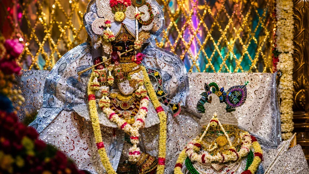 Shri Radha Vallabh Mandir, Vrindavan — Shri Radha Vallabh Mandir Vrindavan Complete Guide: Hit Harivansh Mahaprabhu, Mystery of the Gaddi Seva, 7 Daily Aartis & Khichdi Utsav